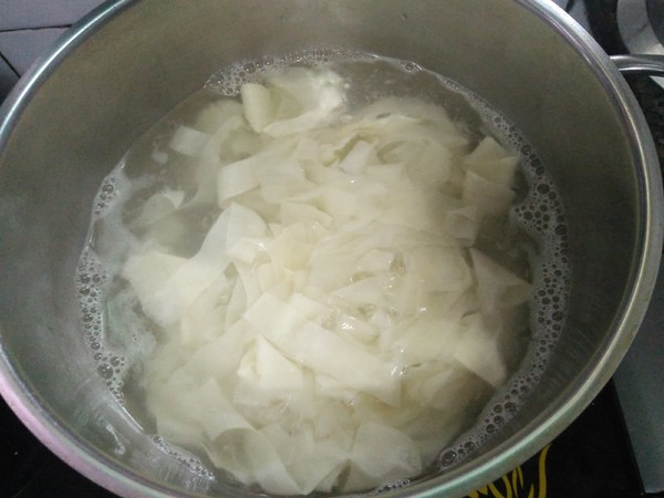 抄手皮可以做什么美食（简单易上手的鲜美抄手皮肉末面）
