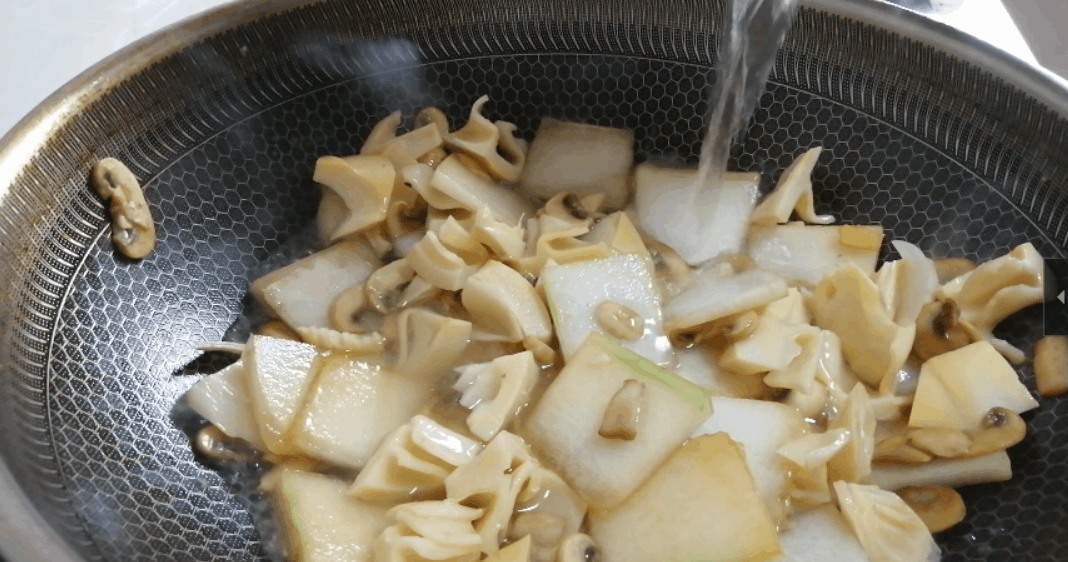 喝鮮湯，強烈推薦這種食材！看這道菜，再搭配幾朵口蘑，湯太鮮美