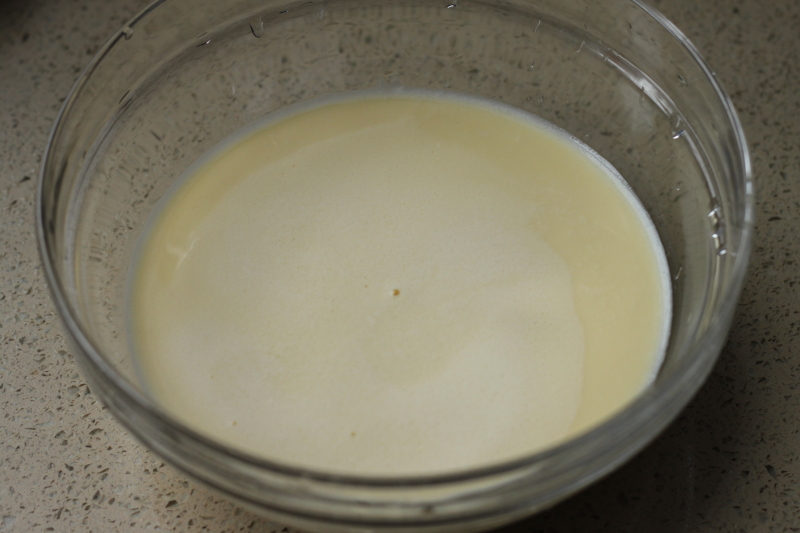 网红店60多一小片的千层蛋糕，有不粘锅和一个爱动的小朋友就能做