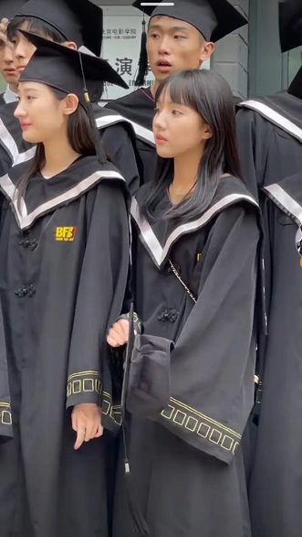 北电无滤镜毕业照曝光：关晓彤周也同框比美，王俊凯比同学嫩太多