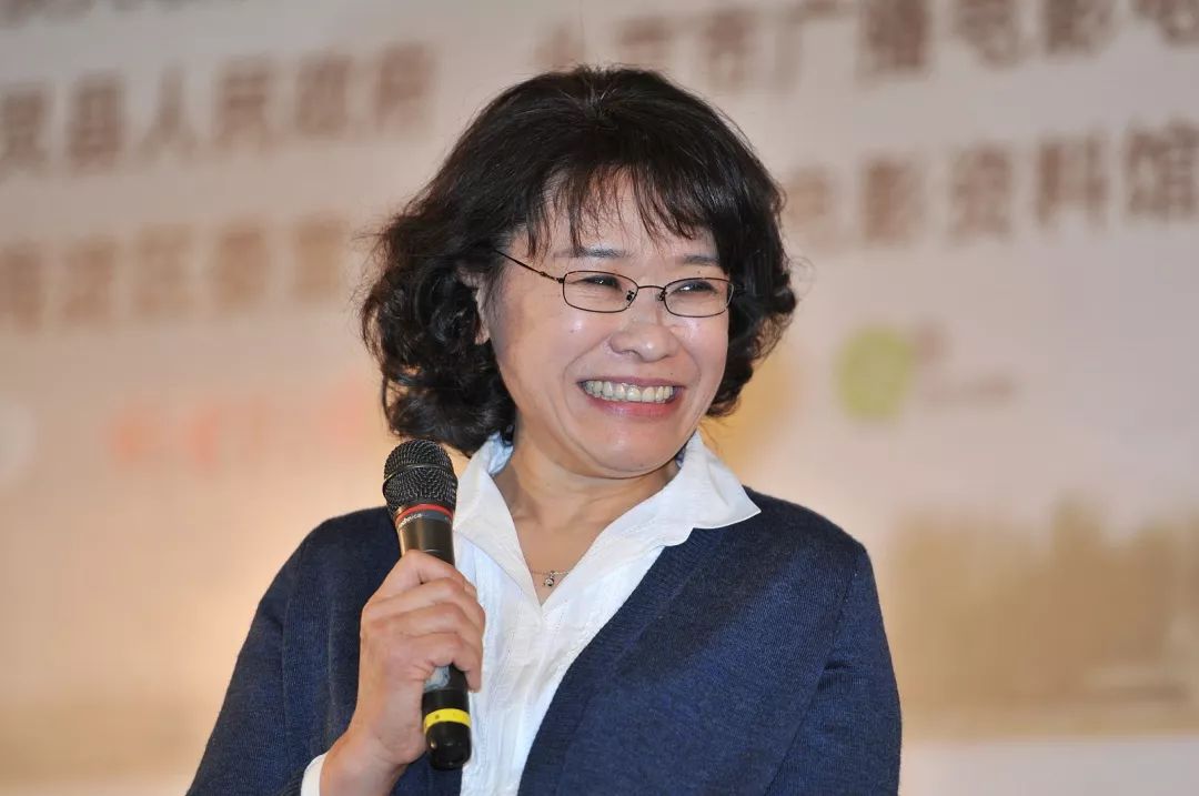 最美奋斗者张海迪,五岁高位截瘫,身残志坚一生笔耕不辍