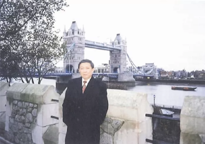 他身兼4个院士，自学北大课程，是原国家科技部部长，却在陕西做了8年普通教师！