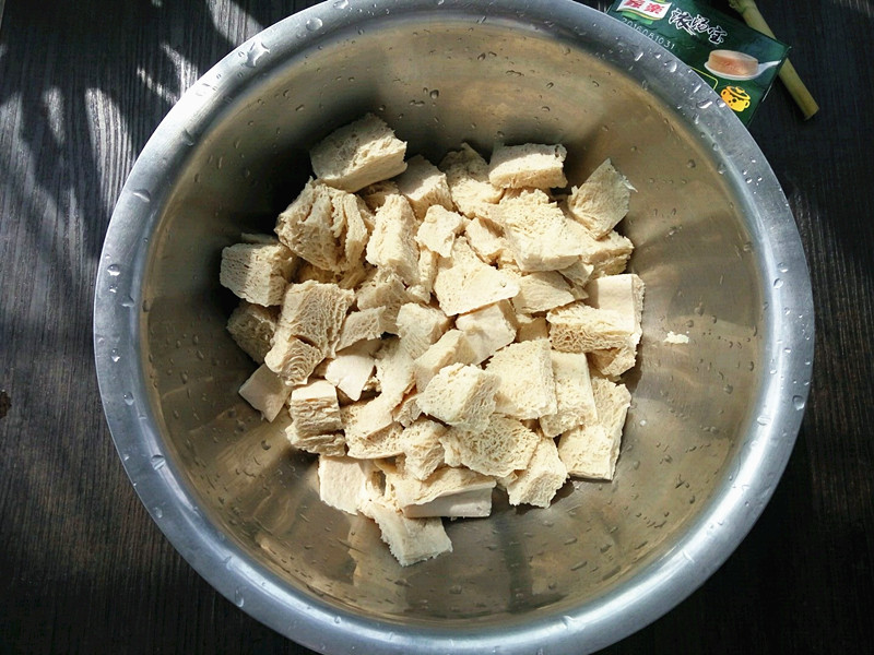 天冷就炖上一锅白菜炖冻豆腐，连菜带汤一大锅，越吃越暖和