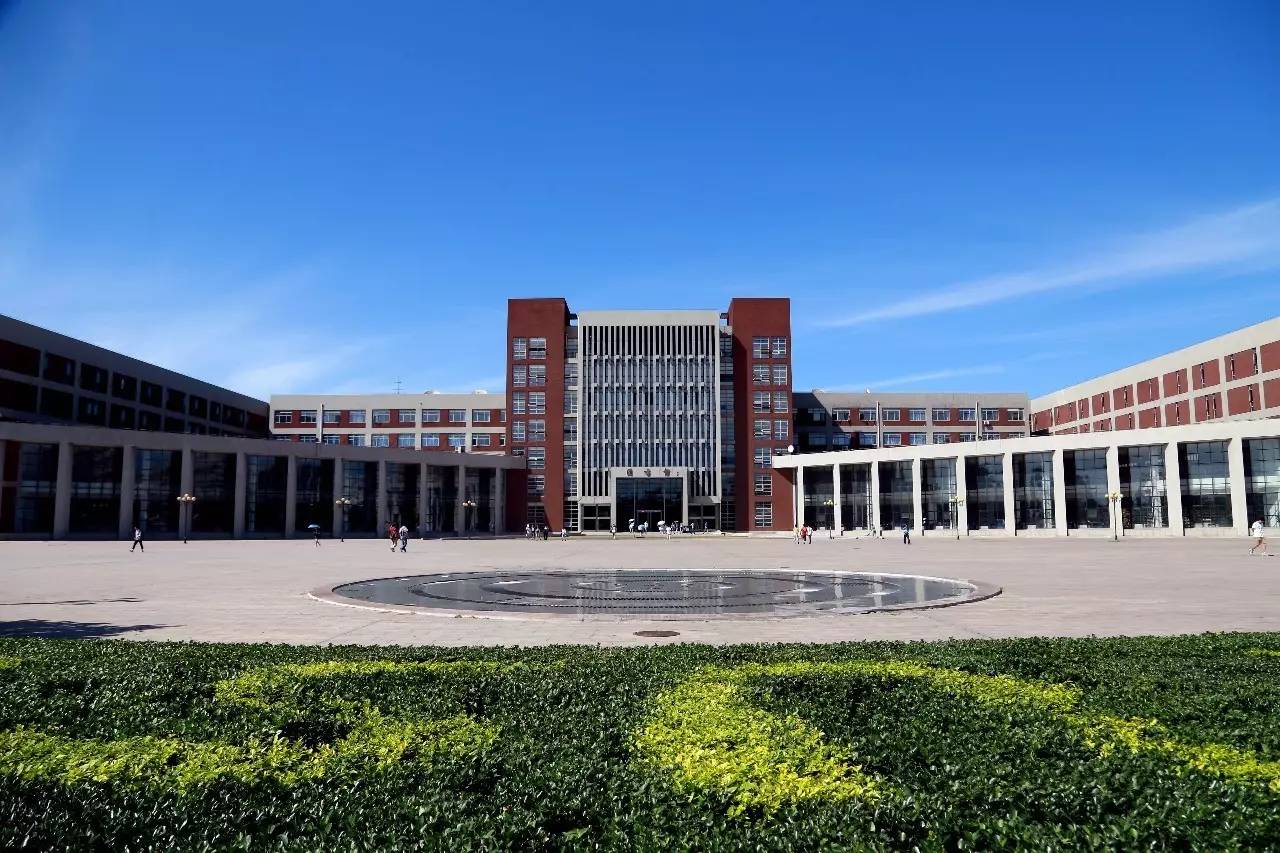 能帮我找几所美术设计实力强，录取难度小，区位优势好的大学吗？