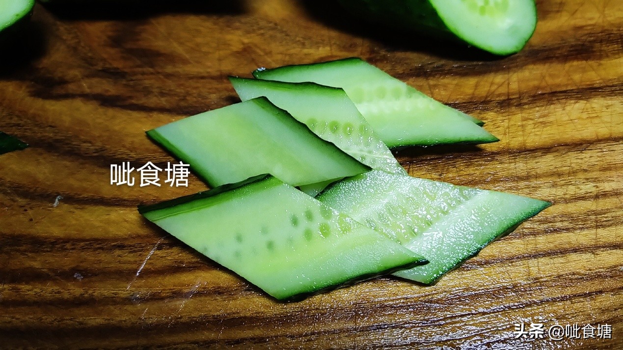 饭店的黄瓜片都是菱形的，大厨是怎么切的？只需2步你也能学会