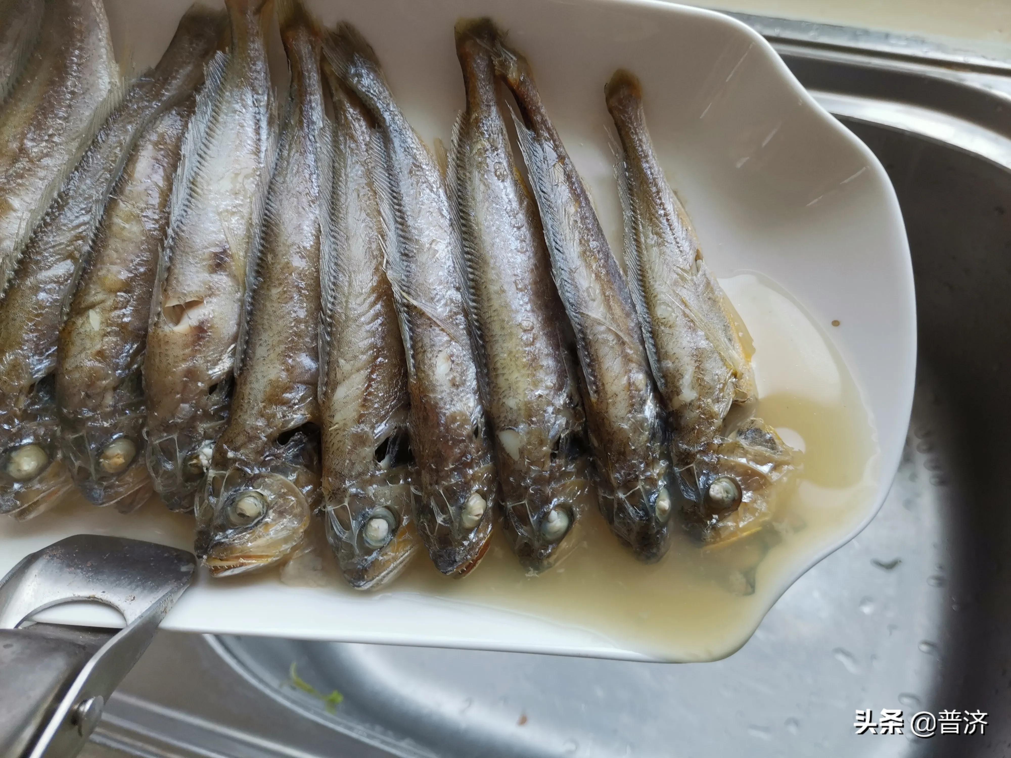 五元一斤的小黄鱼，十分钟做成一道菜值百元，会清蒸还要会吃才行
