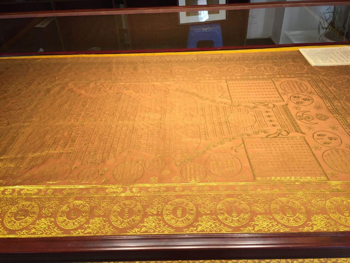 这场拍卖会的压轴之宝乃是一件"袈裟",名为"乾隆缂丝陀罗尼经被".