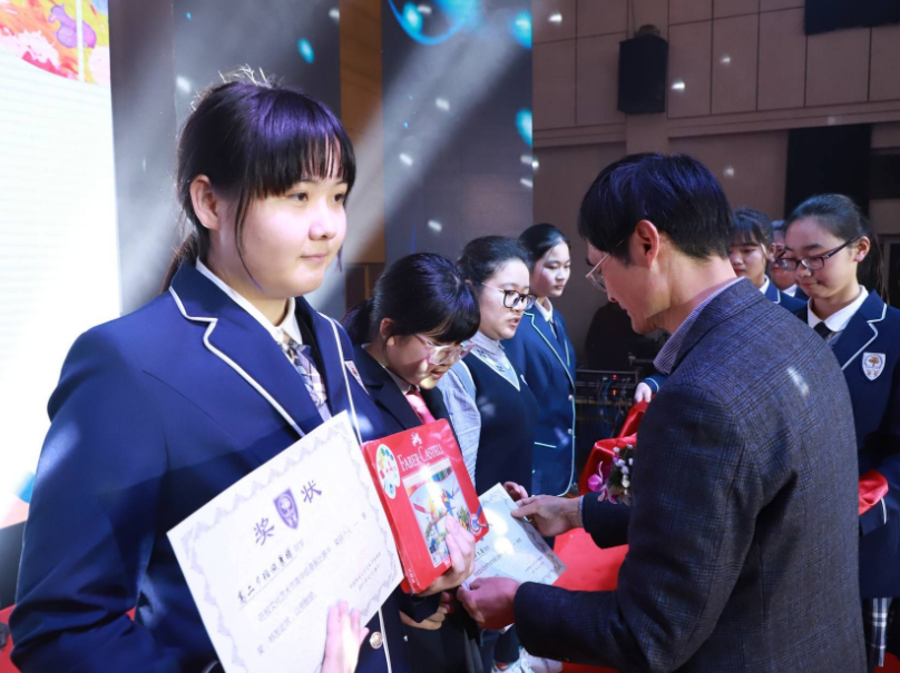 西浦大学“校花”火了，堪称戚薇和欧阳娜娜的结合体，偶像也很美