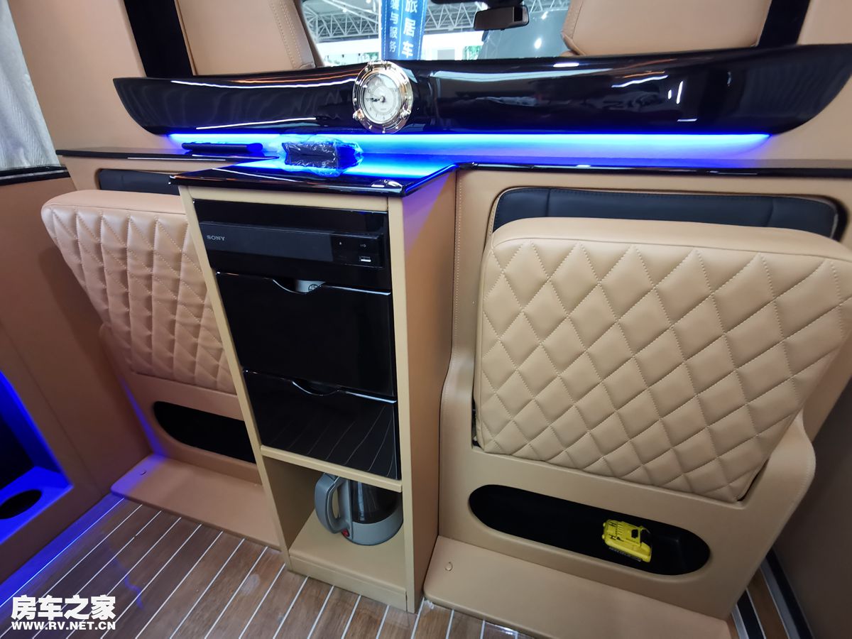 江铃福特逸途商旅车，一款可以睡觉的商务车