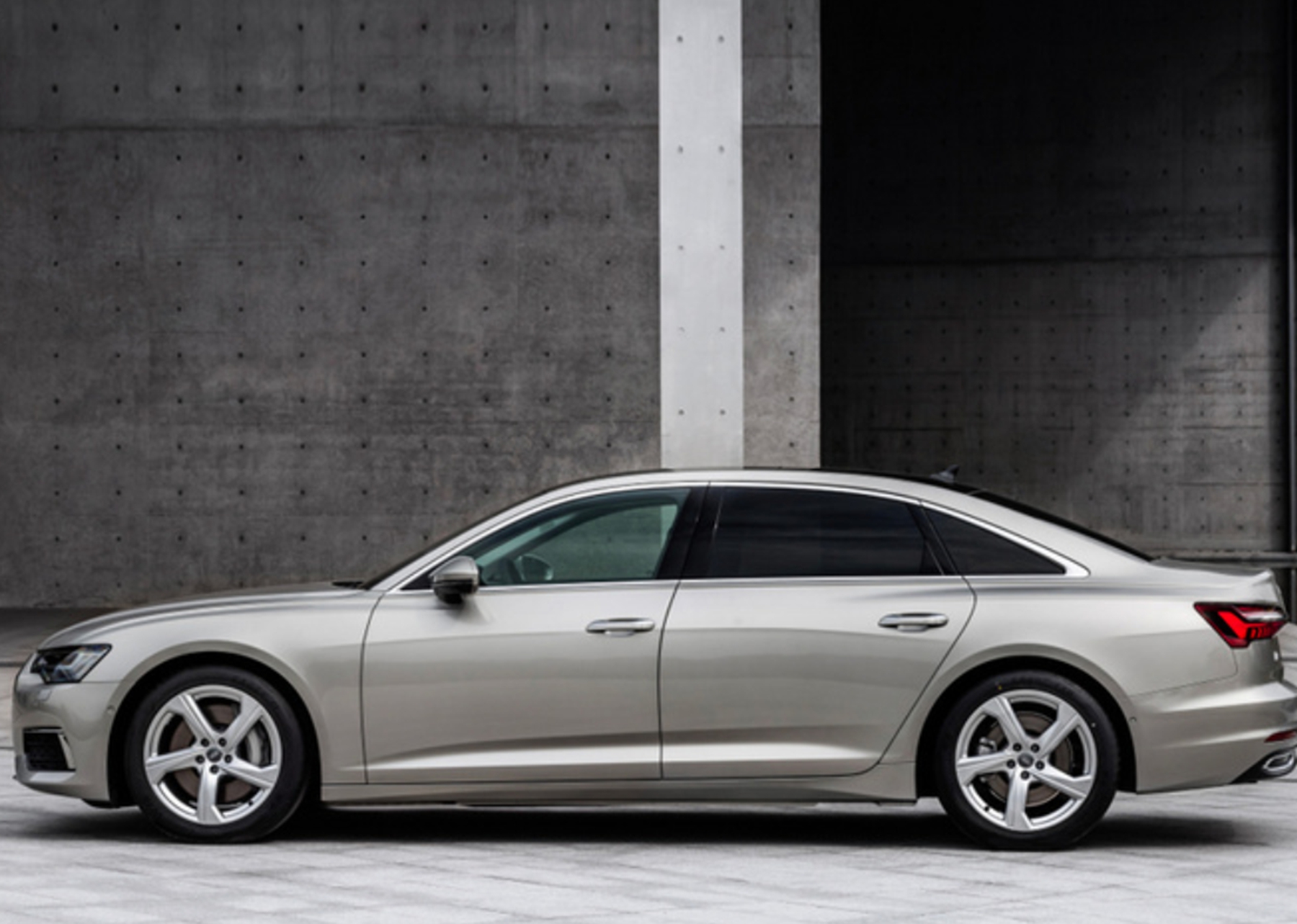 672022款"奥迪a6"谍照曝光:外观秒杀a7,内饰方向盘居然是三幅的