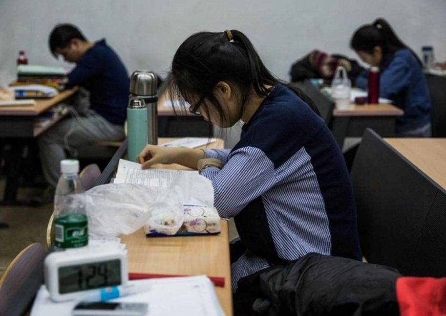 国内“考试难度”排行榜，高考竟无缘榜首，考研意外垫底