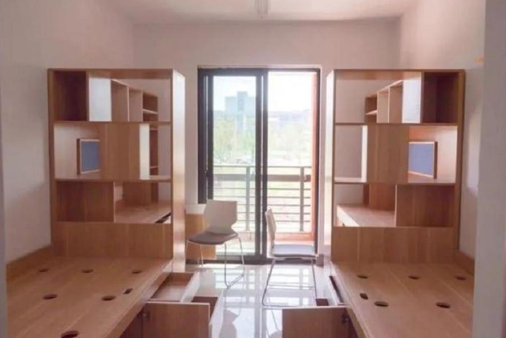 大学生宿舍变化差异大，从逼仄十二人间到家庭套房，学校目的显然