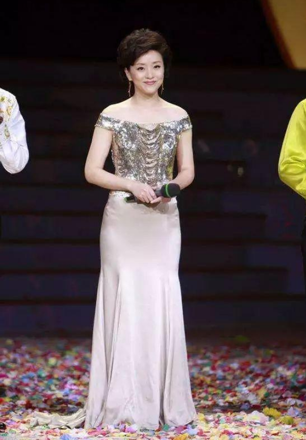 央视主持人杨澜的低调情史,跟初恋老公离婚后,再嫁百亿富豪