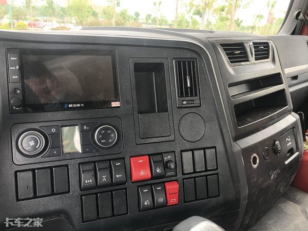 陕汽德龙X3000牵引车+新国标半挂车，这配置运输危化品够安全吗？