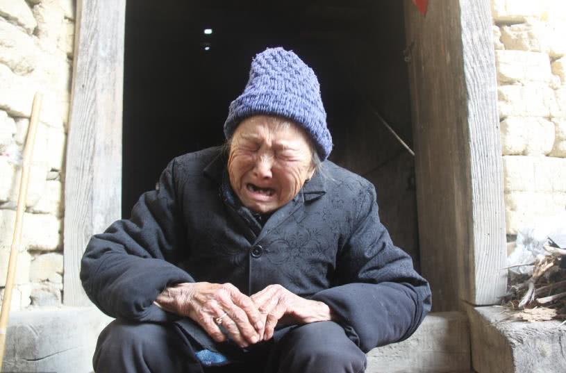 可怜的老人这份工作直接累垮了李雪英她甚至累晕在医院等她清醒之后