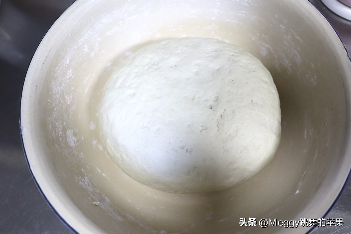 全家老少都爱的酱肉包子，酱香浓郁又暄软，左右手各2个吃撑了