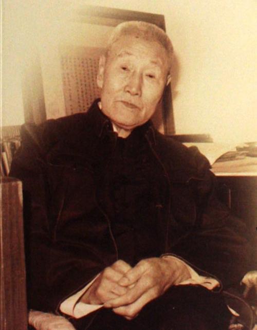 当代文坛散文“八大家”，余秋雨居榜首，余光中、贾平凹入列！