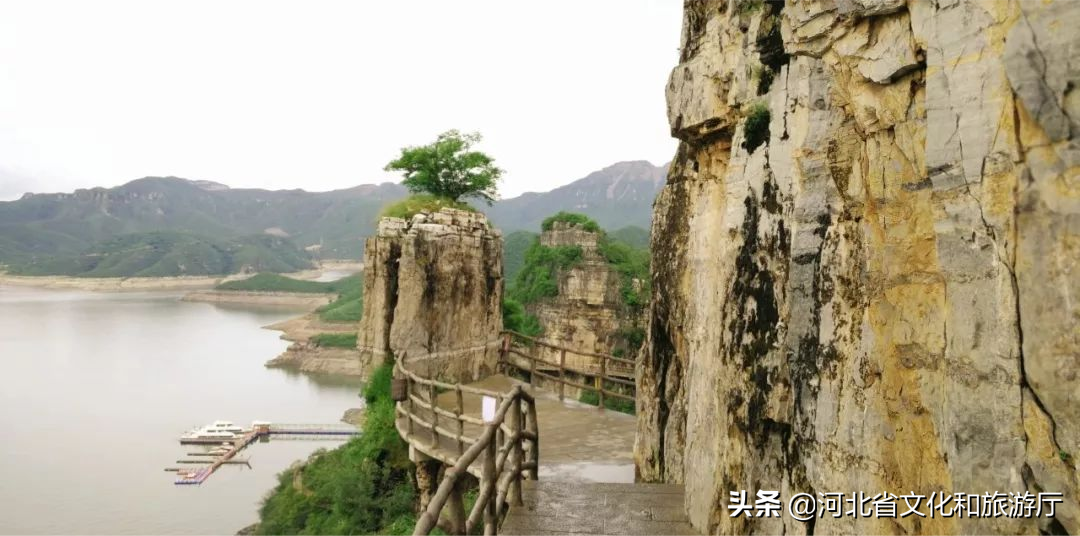 寻一处安逸，静听雨落，细赏美景