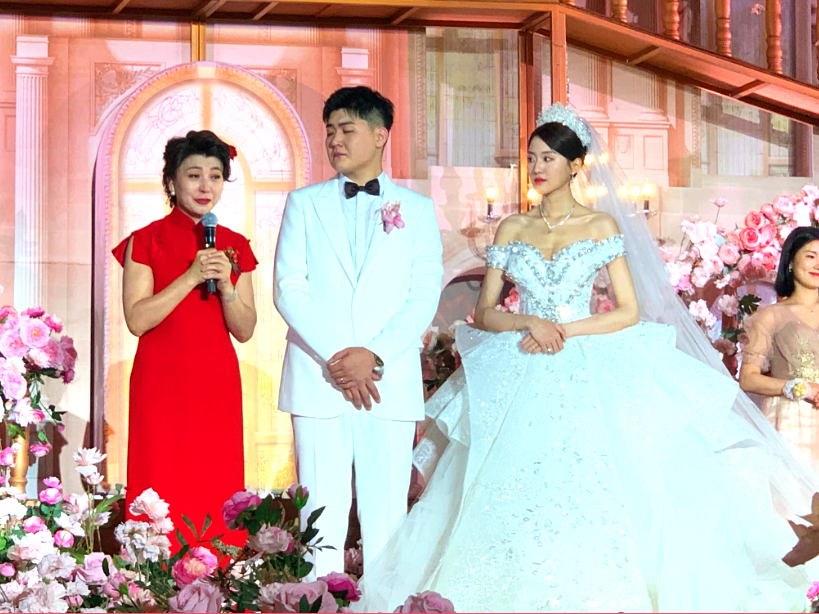 6月6日,闫学晶为27岁的儿子林傲霏在北京举行了大婚仪式,潘长江