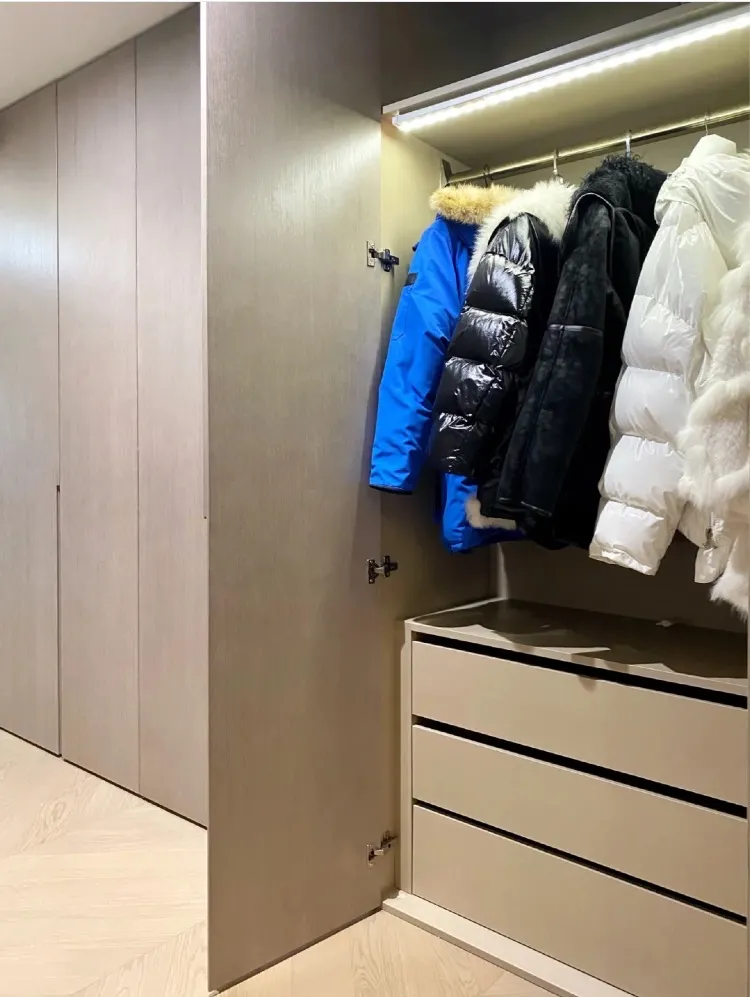 谁说衣帽间只能装在卧室?玄关衣帽间才叫好用