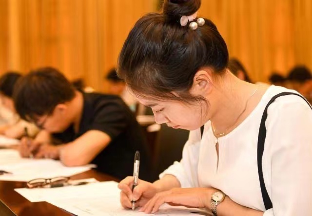 文学类就业前景好的专业排名，汉语言文学仅排第二，英语备受欢迎