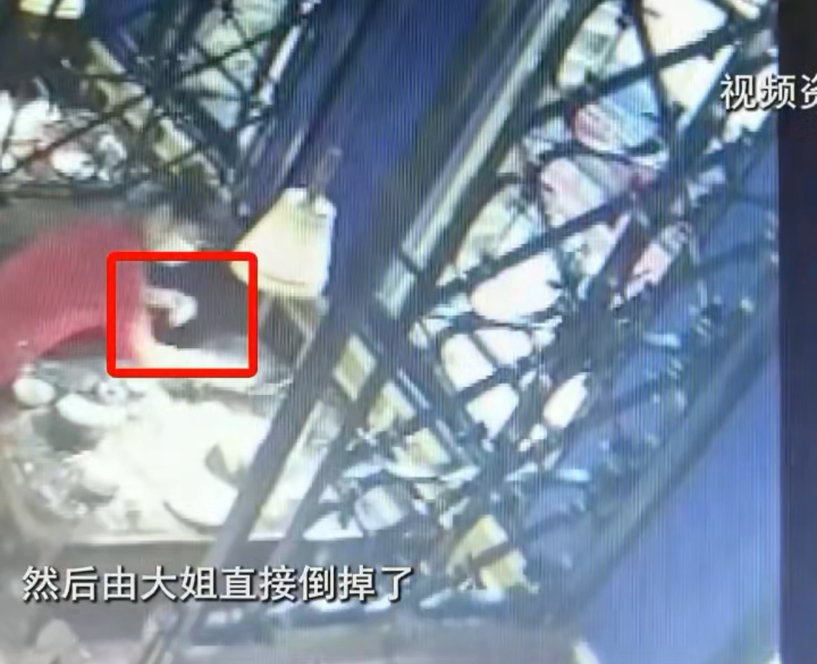 浙江杭州：女子在餐厅吃饭丢了治病的钱，服务员：我以为是垃圾