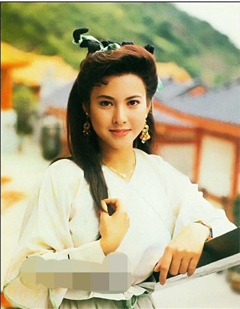 出演"李紫琼"的杨宝玲是1987届香港小姐冠军,五官明秀大气;扮演"周