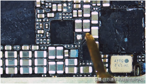 iPhone7手机突然无服务了，师傅换一个成本几毛钱的小元件搞定