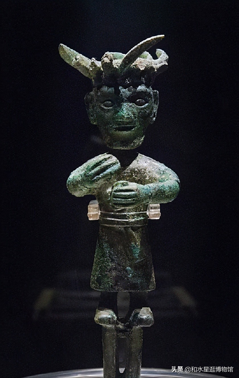 这个巨大的青铜"纵目"面具眼睛向前凸出达到16厘米,似乎是强有力的