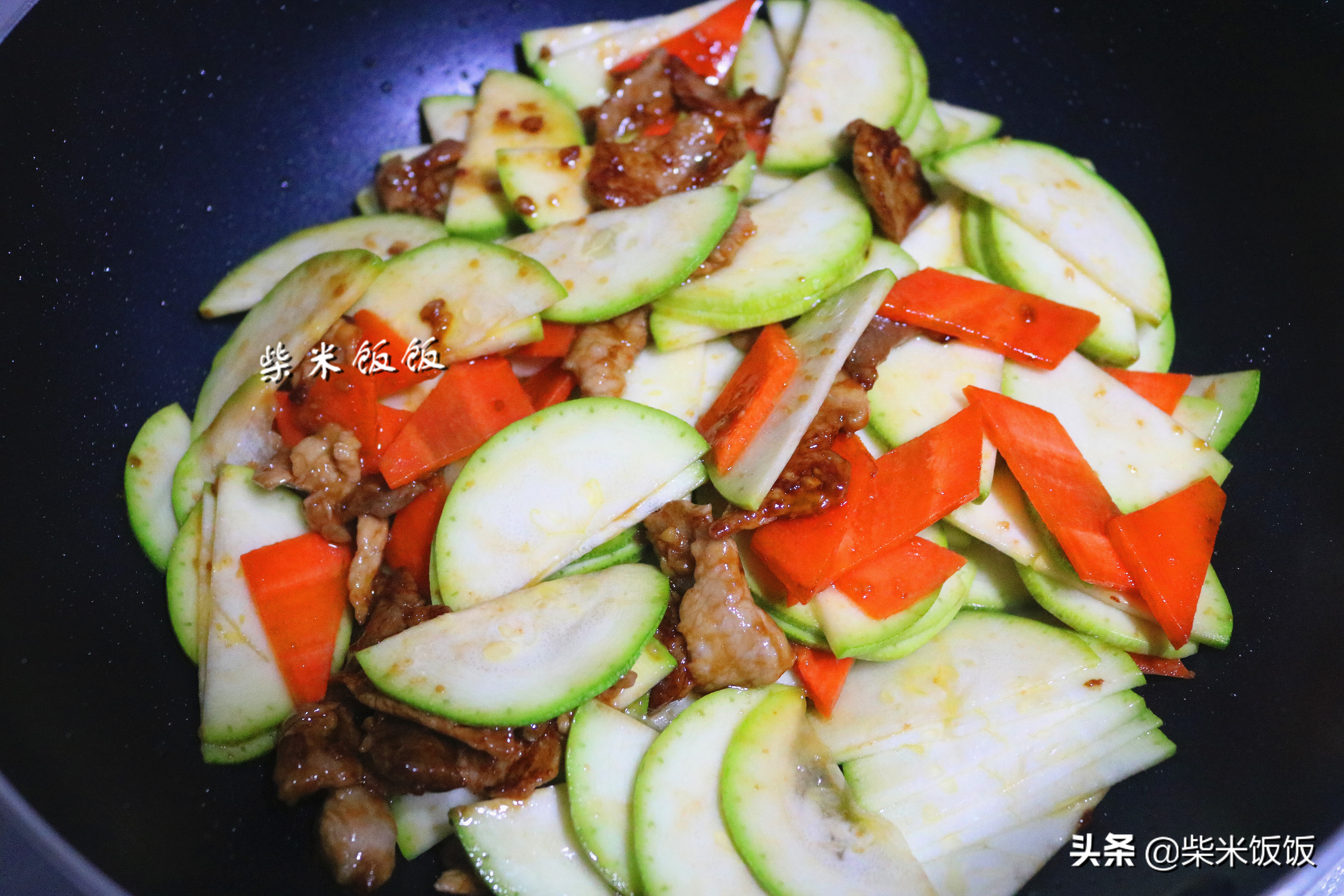 天越冷，我家越爱吃这菜，炒一炒，鲜嫩又多汁，总也吃不厌