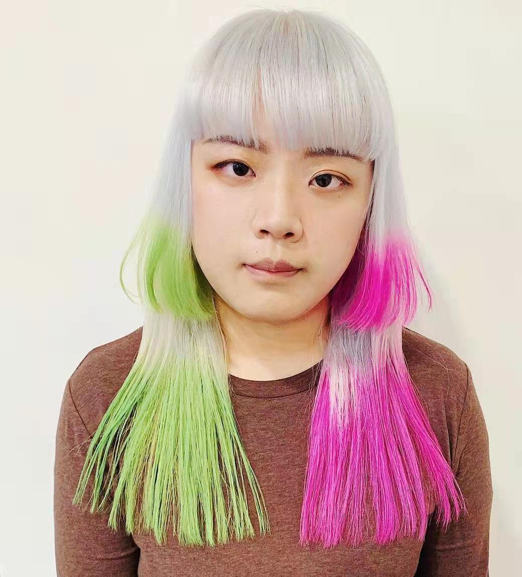 通过强烈是视觉冲击力,把自己喜欢的色彩通过创意染发的方式表达出来