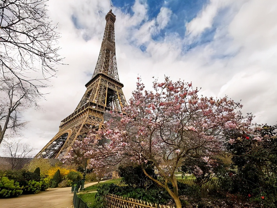 埃菲尔铁塔：巴黎城市地标，被法国人爱称为“铁娘子”
