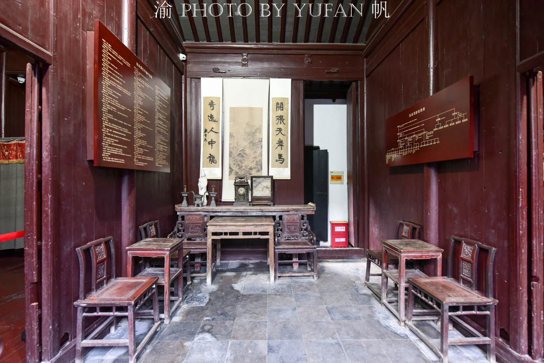 扬州有一处名人故居,那就是朱自清故居.故居门口有怒放的凌霄花