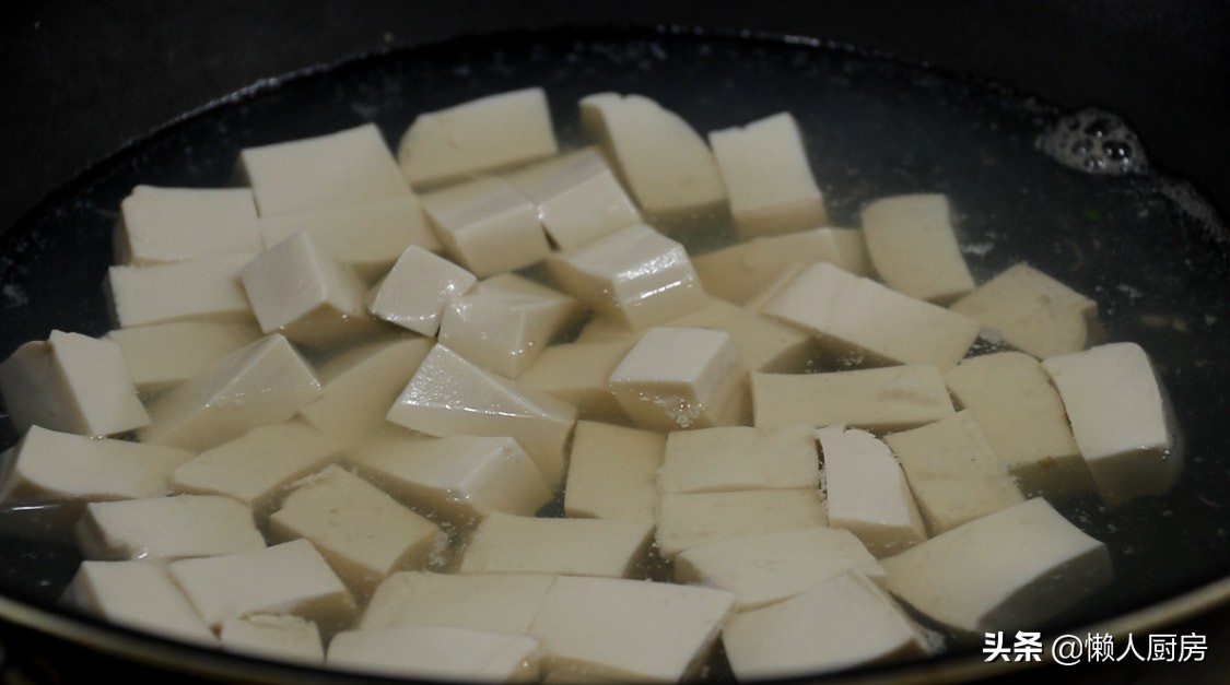 豆腐遇到它就这样炖，好吃极了，营养丰富，又鲜又嫩