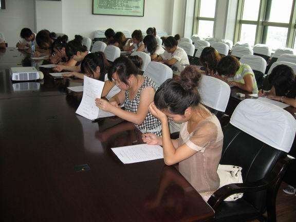 王智：7岁习武少林拳，和佟丽娅同班，中戏毕业后却跑去当了村官