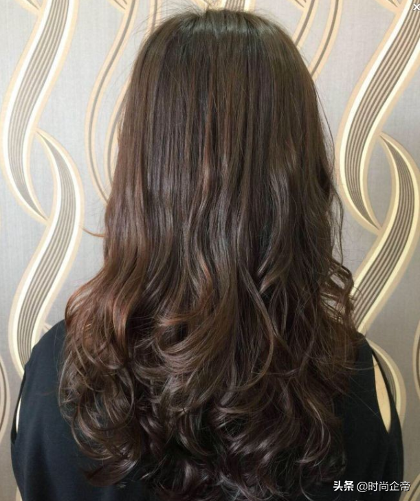 可以将发尾烫成大波浪卷的发型,或者烫成c卷,亦或者两者兼而有之.
