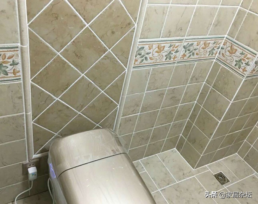 卫生间铺好瓷砖以后漏水，别着急砸瓷砖，有2种方法很实用