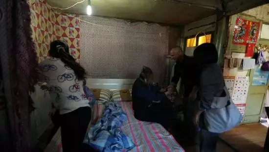 公婆、亲妈、夫妻俩住同一家，纸板隔成3间房，窄小难转身，隐私成谜
