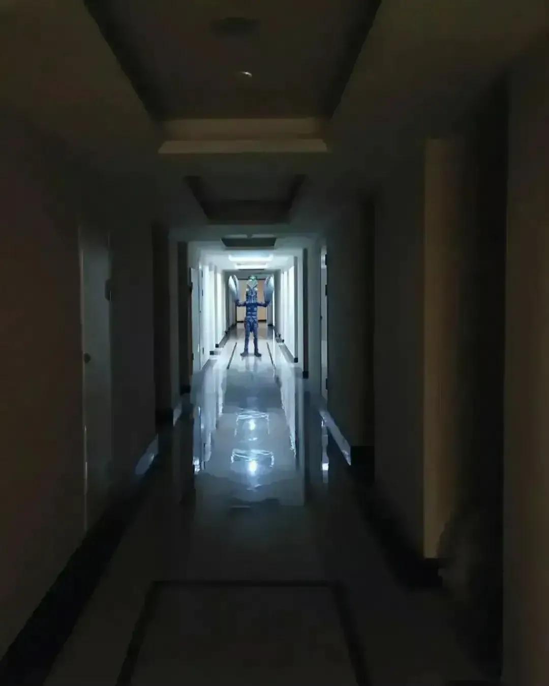 笑死我了，大叔狂刷100万的礼物，终于跟网红见了面，网友：不值