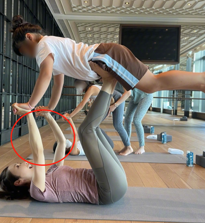 50岁黎姿带女儿练瑜伽！躺地上用四肢架起孩子，母女4人长腿瞩目