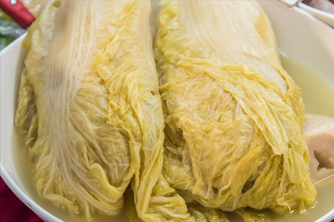 东北大娘教你腌酸菜,牢记2个要点,味道正宗不易烂,酸香爽脆