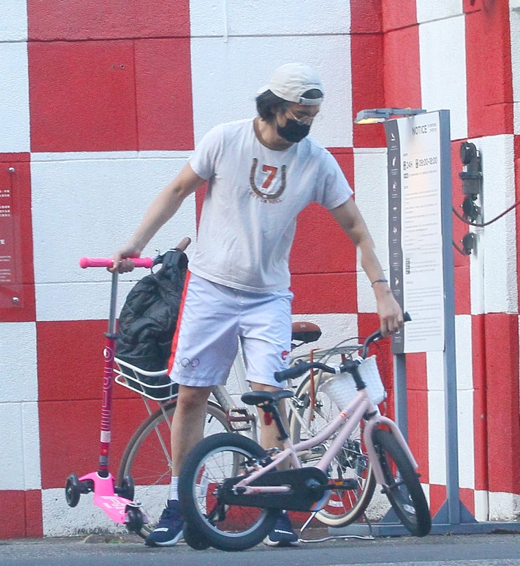 王力宏一家五口罕见同框，公园骑车画面温馨，3岁儿子和爸爸很像