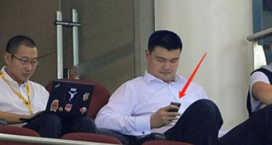 玩nba为什么按键不好使(NBA巨人怎么玩手机？詹姆斯2根手指“捏”手机，这是3.5寸小屏吧)