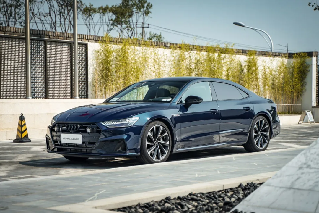 3.0T V6，5.6秒破百，配置比肩自家旗舰，看完价格我哭了