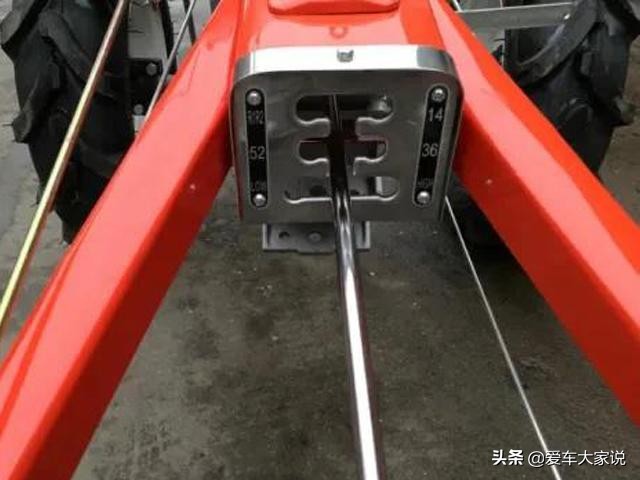 拖拉機(jī)很難開嗎？拖拉機(jī)手：看著簡(jiǎn)單，上手很難