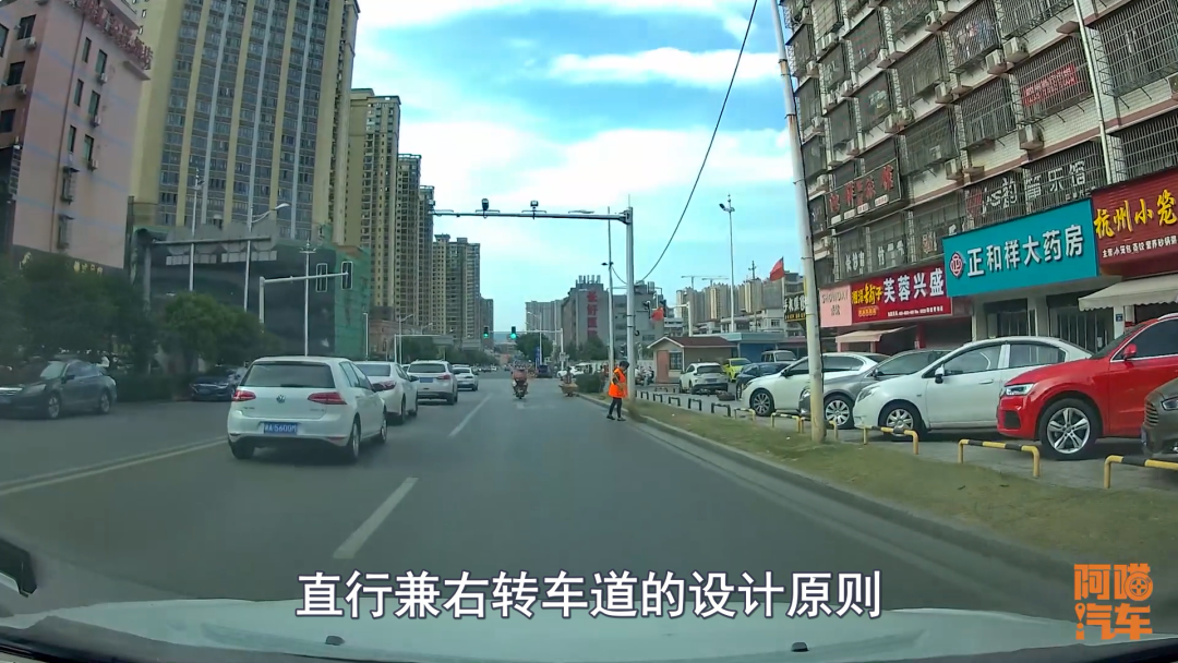 右转兼直行车道该怎么走才正确？老司机教你，免得走错害大家堵车