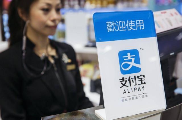 如果现在把10万存进余额宝，一年后能拿到多少利息？