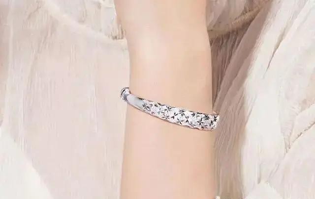 戴银手镯有讲究，佩戴银镯子有哪些禁忌？有些人是不能带的