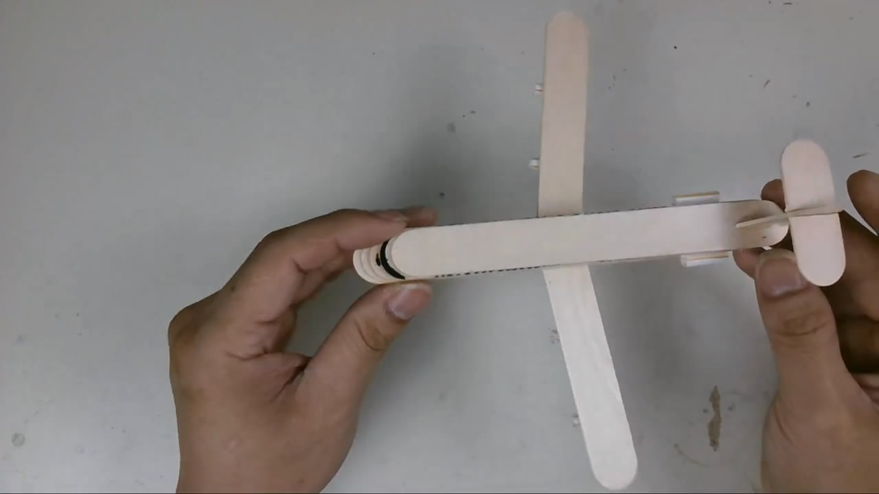 神奇的雪糕棍,用来制作一架迷你飞机模型,方法非常简单(图解)