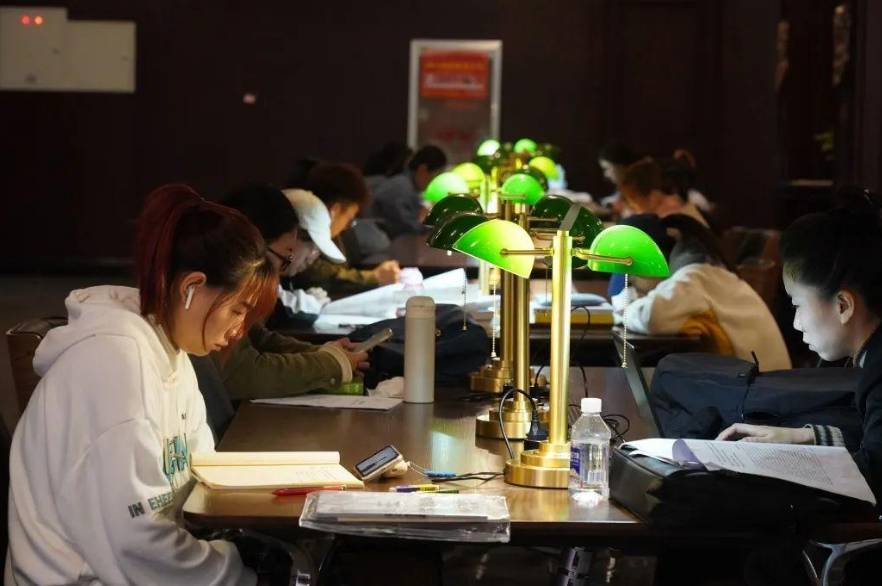 北外学霸校花走红网络，长相神似“贝微微”，颜值才华集于一身